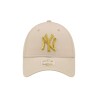 New Era Gorra New York Yankees 9FORTY Beige Dorado Metallic Logo Mujer