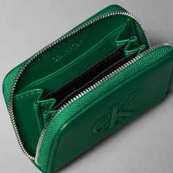 Calvin Klein Cartera Bold CK Medium Zip Around Verde Forest Mujer