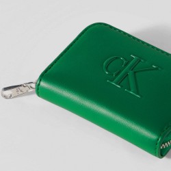 Calvin Klein Cartera Bold CK Medium Zip Around Verde Forest Mujer
