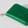 Calvin Klein Cartera Bold CK Medium Zip Around Verde Forest Mujer