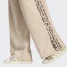 ADIDAS Pantalón Chándal Essential Animal Print 3-Stripes Joggers Beige  Mujer