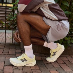 New Balance Zapatilla Running Fuelcell Rebel V5 Verde Pistachio Butter Hombre