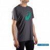 Asics camiseta Graphic SS Top Dark Grey Jungle Green Gris Verde Running Essentials Hombre